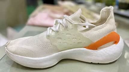 Laufschuh mit Oberflächenstrick aus Algen: Adidas Prototyp. Laufschuh mit Oberflächenstrick aus Algen: Adidas Prototyp.