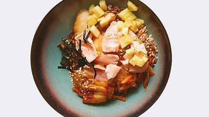 Rot, roter Reis, Kimchi, Lachs Lachs mit Kimchi auf rotem Reis Rezept Bild