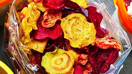 Rote Bete, gesund, rot, Chips, Essen, Zwischenmahlzeit, Snack Rote Bete Chips als Snack für unterwegs