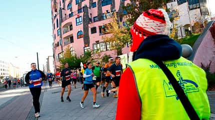 Der Magdeburg-Marathon führt vorbei am Hundertwasserhaus.