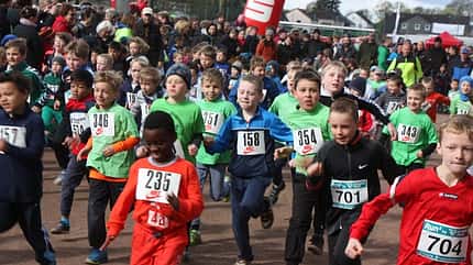 Start zum Sparkassenlauf Bergen: Die Schüler starten auf die 1-km-Distanz.