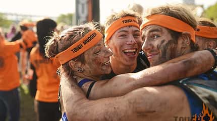 Kraft und Ausdauer aber auch Willensstärke sind nötig um bei Tough Mudder zu finishen.