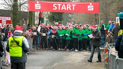 Start der Nordic Walker beim Glühweinlauf Marienhagen Start der Nordic Walker beim Glühweinlauf Marienhagen