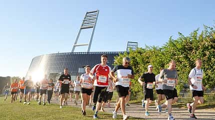 2. B2Run Firmenlauf Bremen 2015 Läufer vor dem Weserstadium