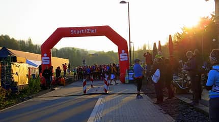 WHEW100 Wuppertal: Beim Start um 7 Uhr ist es noch kalt. WHEW100 Wuppertal: Beim Start um 7 Uhr ist es noch kalt.