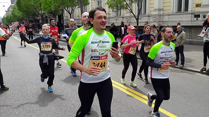 Belgrad-Marathon: Tausende von Läufern bevölkern die Straßen Belgrads. Belgrad-Marathon: Tausende von Läufern bevölkern die Straßen Belgrads.