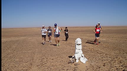 Kleine Läufergruppe beim Sahara-Marathon Kleine Läufergruppe beim Sahara-Marathon