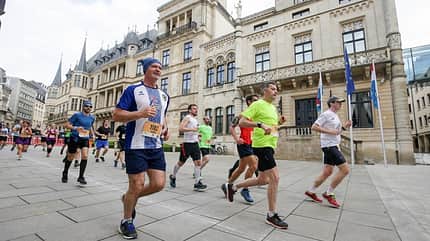 Teilnehmer des Urban Trail Luxembourg passieren den Großherzoglichen Palast. Teilnehmer des Urban Trail Luxembourg passieren den Großherzoglichen Palast.