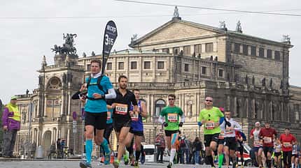 Eine schnelle Läufergruppe beim Dresden-Marathon Eine schnelle Läufergruppe beim Dresden-Marathon
