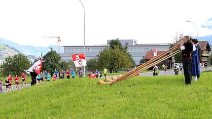 Switzerland Marathon light in Sarnen: "Swissness" pur, unzählige Formationen an der Strecke