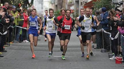 Adventslauf Zell: Die nationale Nachwuchsspitze wie der deutsche Jugendvizemeister Moritz Beinlich (links, LG Rhein-Wied) sind in Zell regelmäßig mit dabei.