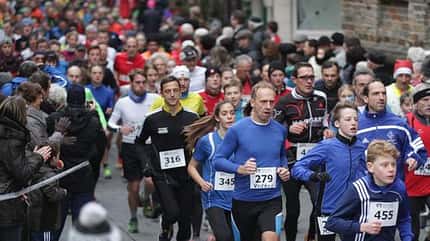 Adventslauf Zell: Im sogenannten Genießerlauf kommt im dichten Läuferfeld der Citylauf-Charakter des Zeller Raiffeisenbank-Adventslaufs voll zur Geltung.