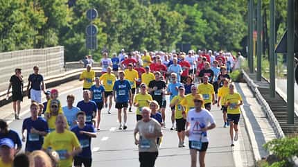 run & roll day Bielefeld: Läufermassen bevölkern den Ostwestfalendamm. run & roll day Bielefeld: Läufermassen bevölkern den Ostwestfalendamm.