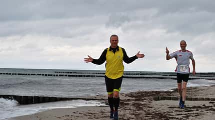 Fischland-Darß-Zingst-Ultramarathon Ribnitz-Damgarten: Läufer am Strand