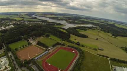 Das Waldstadion Zeulenroda mit Talsperre im Hintergrund