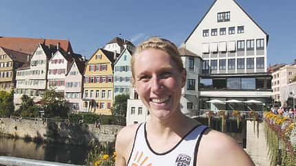 Citytriathlon Tübingen: Profi-Triathletin Svenja Bazlen vergibt das Siegel "Citytriathlon". Citytriathlon Tübingen: Profi-Triathletin Svenja Bazlen vergibt das Siegel "Citytriathlon".