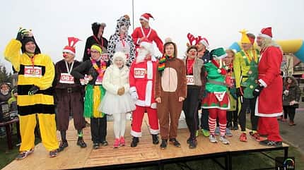Beim Nikolauslauf in Police sind viele kostümierte Teilnehmer dabei.