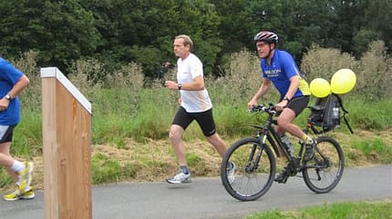 Regionalpark-Staffellauf Heusenstamm: Staffelläufer mit Fahrradbegleitung