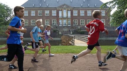 Der VfL-Stadtfestlauf führt unter anderem durch den Schlosspark in Ahaus.