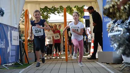 Auch junge Teilnehmer sind beim Treppenhauslauf willkommen. Auch junge Teilnehmer sind beim Treppenhauslauf willkommen.