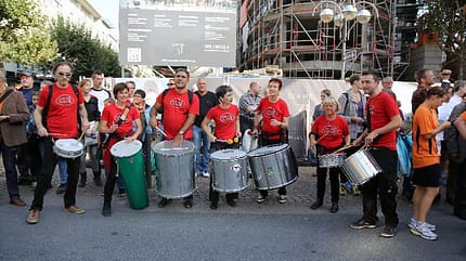 Lauf für mehr Zeit Frankfurt: Für gute Stimmung an der Strecke ist gesorgt. Lauf für mehr Zeit Frankfurt: Für gute Stimmung an der Strecke ist gesorgt.