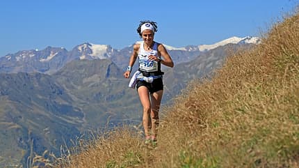 Maddalene Sky Marathon: Bergläuferin nach der Binagia Alm Maddalene Sky Marathon: Bergläuferin nach der Binagia Alm