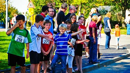 Die Kinder warten auf ihren Start beim Kupferzeller Kärwelauf