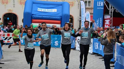 Gemeinsam im Ziel Landsberger Stadtlauf Gemeinsam im Ziel Landsberger Stadtlauf