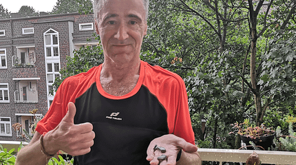Autor Claus Dahms mit dem Hörgerät Livio Al 2400 von Starkey nach einem Lauf im Regen.