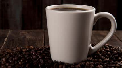 Kaffee verfärbt die Zähne