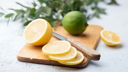 Kitchen Food and Drink Food Variation Freshness Table Sweet Food Zitronen und Limetten