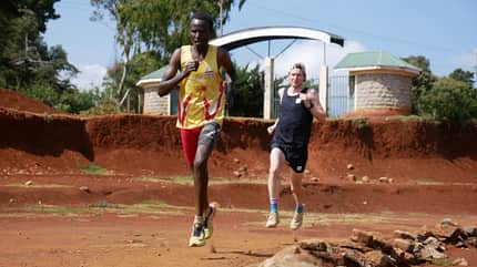 Kenia Iten Home of Champions Höhentraining Kamariny Aschenbahn Iten in Kenia liegt auf rund 2400 Meter Höhe und gilt als das "Home of Champions". Zahlreiche Weltklasse-Läufer leben oder trainieren hier.