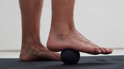Die Plantarfaszie auf der Fußunterseite ist für Läufer besonders wichtig – bereitet aber auch häufig Probleme.