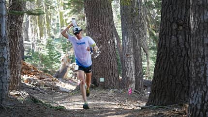 Western States Endurance Run Jim Walmsley Ultra Hitze Jim Walmsley kühlt sich bei seinem Lauf zum Streckenrekord beim Western States Endurance Run 2019 ab.