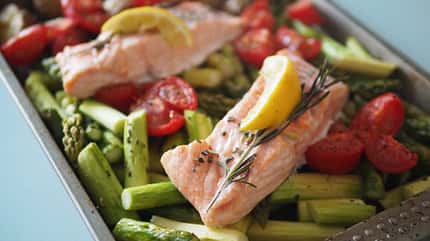 Lachs und grüner Spargel aus dem Ofen