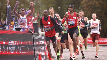 Peter Herzog (ganz rechts) in einer großen Gruppe, für die Mo Farah als Pacemaker fungiert. 