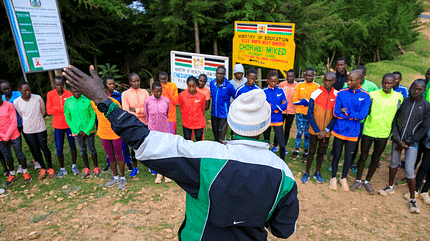 Brigid Kosgei, weitere Athleten und Coach Erick Kimaiyo im Trainingscamp in Kapsait