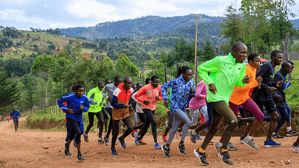 Brigid Kosgei mit ihrer Trainingsgruppe im Trainingscamp in Kapsait