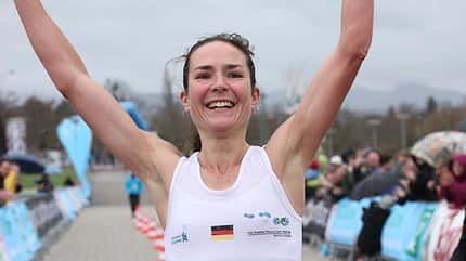 Sonja von Opel als Siegerin des Freiburg-Marathons 2010