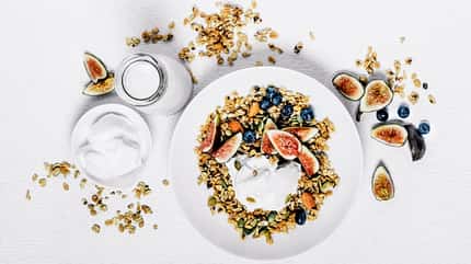 Breakfast bowl with figs and blueberries
