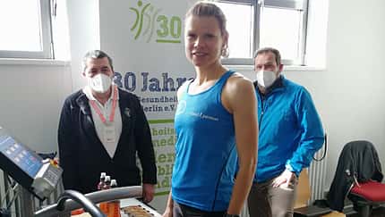 Anne Stephan vor ihrem 100-km-Weltrekord auf dem Laufband