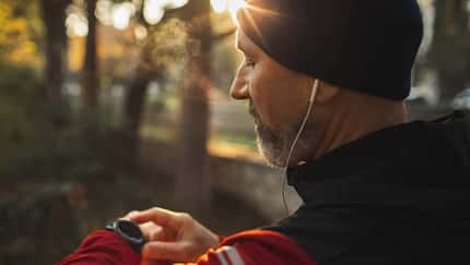 Läufer startet vor dem Lauf seine Uhr