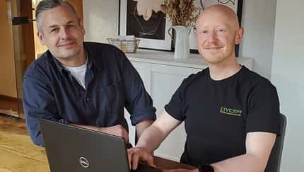 Patrick Hillegeist (l.) und Geschäftsführer Ramon Berghorn arbeiten gemeinsam an Dycer