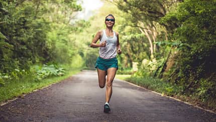 Fortgeschrittene Läuferin beim Lauftraining