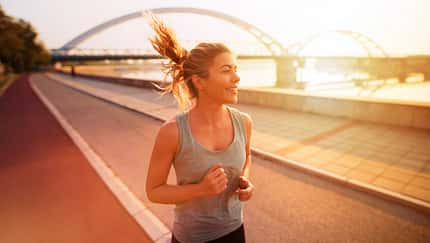junge Läuferin beim Training in der Abendsonne, 5-km-Trainingspläne