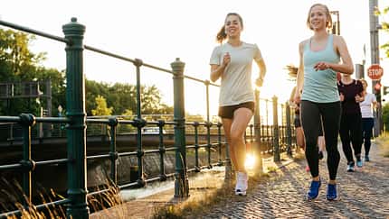 Eine Gruppe beim Joggen