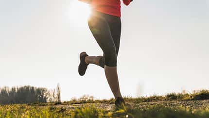 Beine einer Läuferin beim Joggen