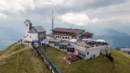 Der Zieleinlauf des Kaisermarathons auf dem Berg "Hohe Salve" aus der Vogelperspektive
