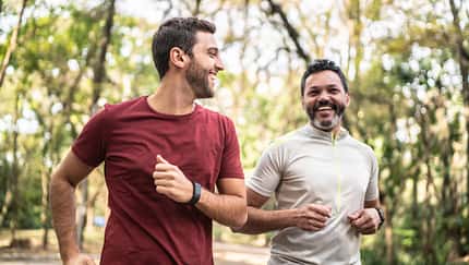 Motivation in der Halbmarathon-Vorbereitung: Zwei Läufer trainieren gemeinsam.