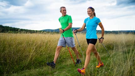 Power Walking, hier mit Stöcken als Nordic Walking